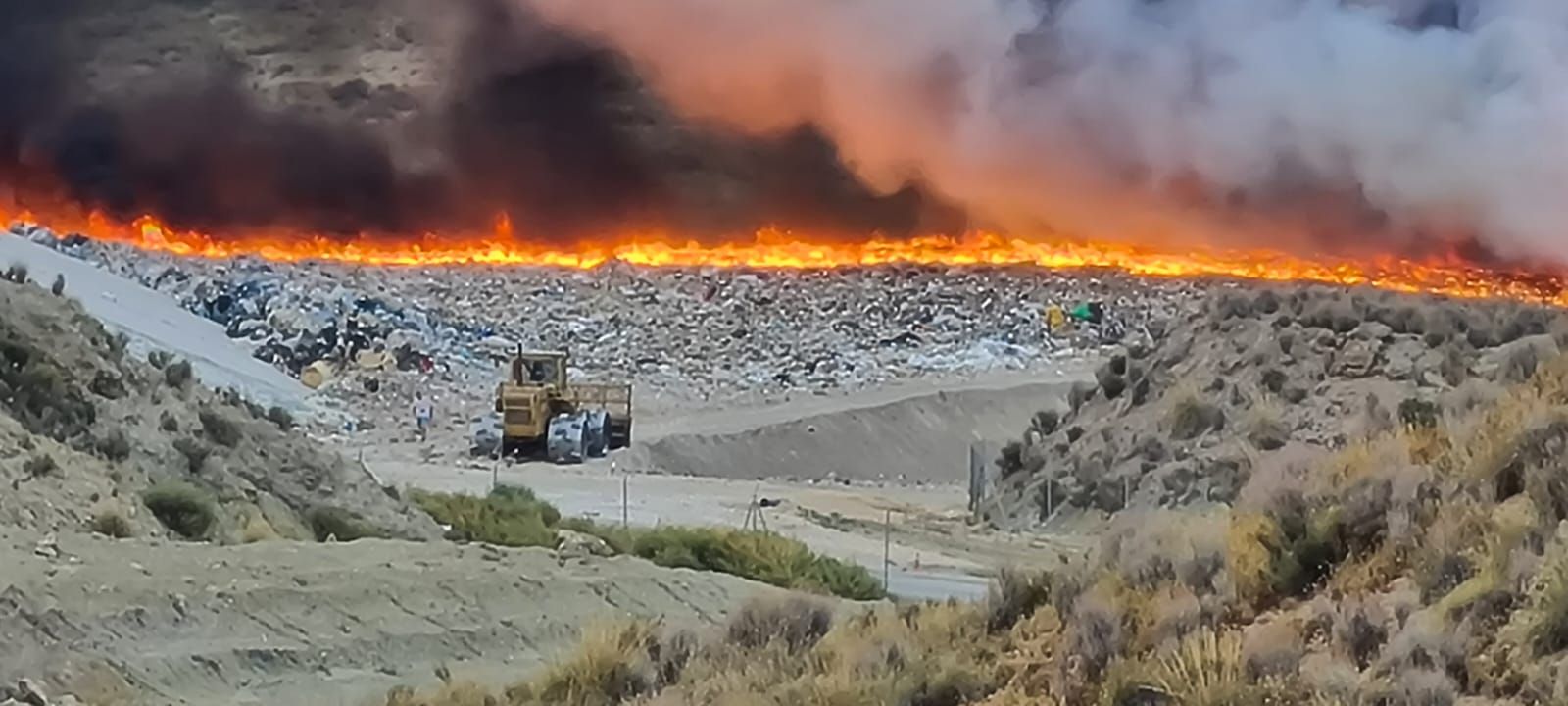 Un incendio en el vertedero de inertes de Monovar provoca una gran columna de humo