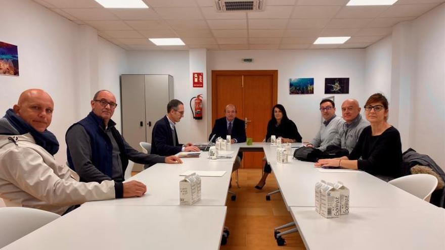 Colom y Ana Juan, al fondo, con la Pimef y empresarios del puerto, ayer en la Savina.