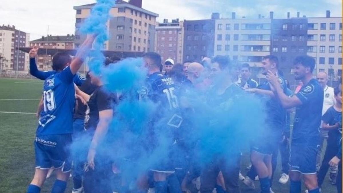 Los jugadores de La Corredoria celebran la victoria en su campo en el partido de vuelta de cuartos