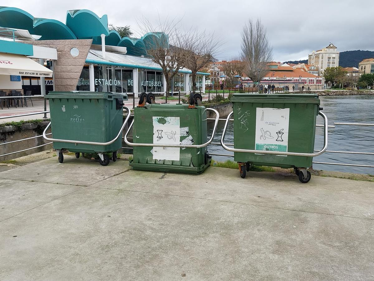 Contenedores en la estación marítima de Cangas.
