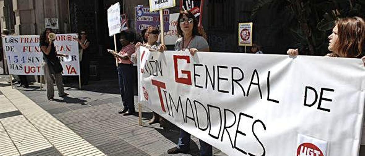 Trabajadores de Fundescan protestan en 2010 ante la sede de UGT en Gran Canaria.