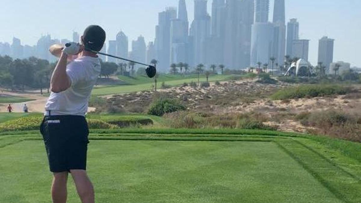 Edu Rousaud, practicando en el campo de Emirates, con el 'skyline' de Dubai al fondo