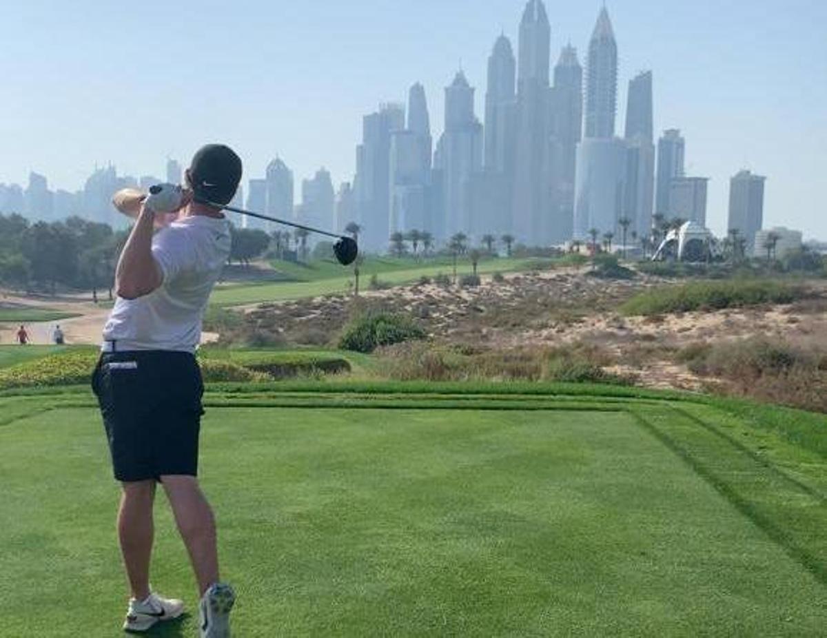 Edu Rousaud, practicando en el campo de Emirates, con el 'skyline' de Dubai al fondo