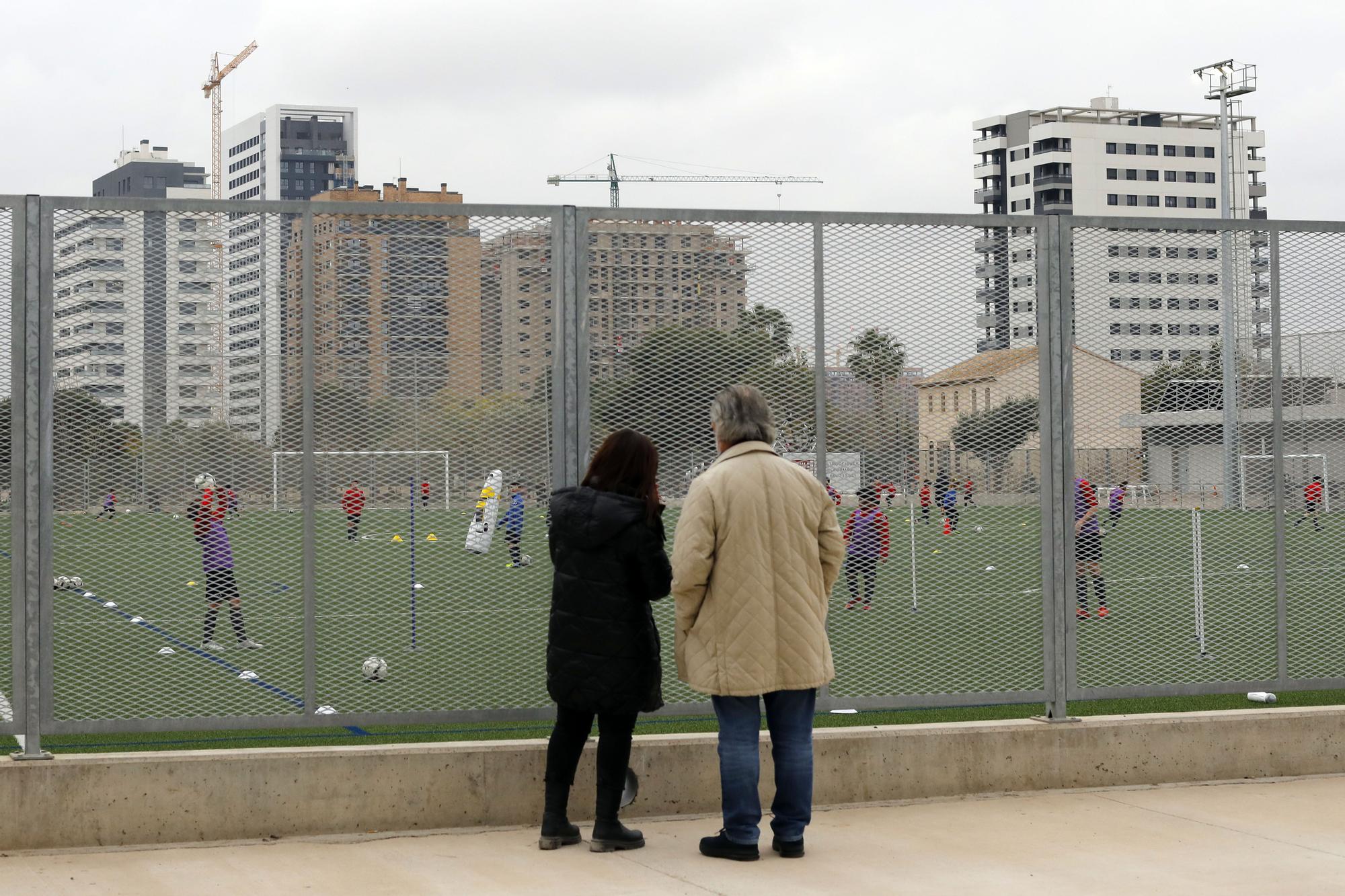 Los niños vuelven a entrenar después de las restricciones