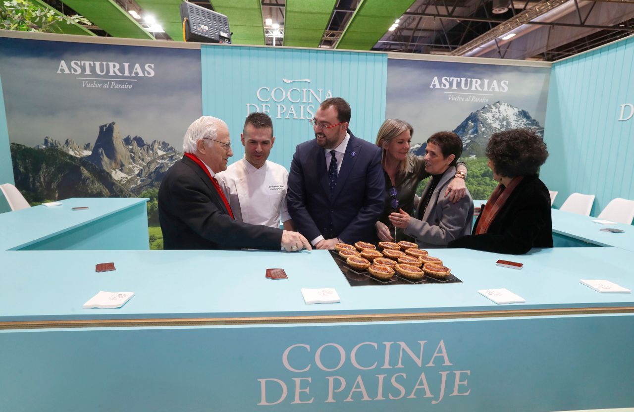 EN IMÁGENES: Así fue la visita de Adrián Barbón al estand de Asturias en Fitur