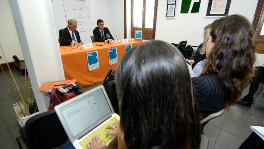 Carlos Estévez (izquierda) y José Sintes, en la firma del convenio.