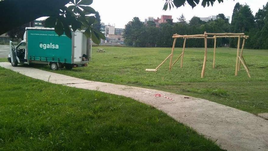 Comienza la instalación de los columpios en el parque del Truébano