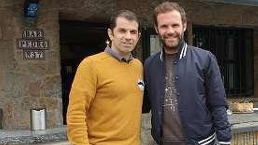 Juan Mata disfruta en San Juan de Parres de la gastronomía