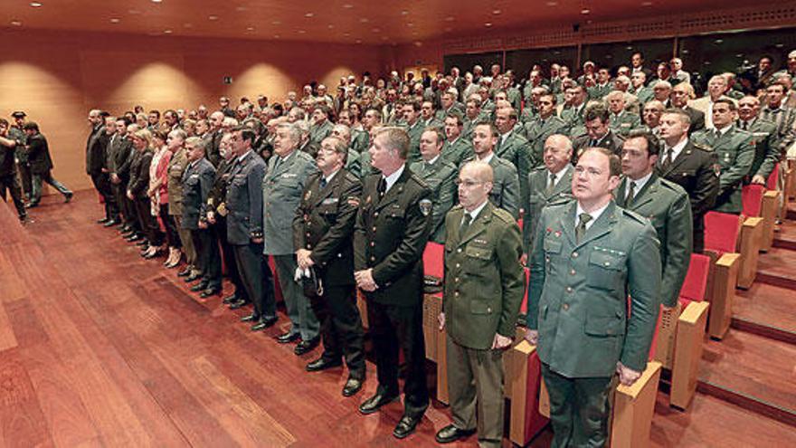 Los asistentes se pusieron de pie para interpretar a coro el himno de la Guardia Civil.