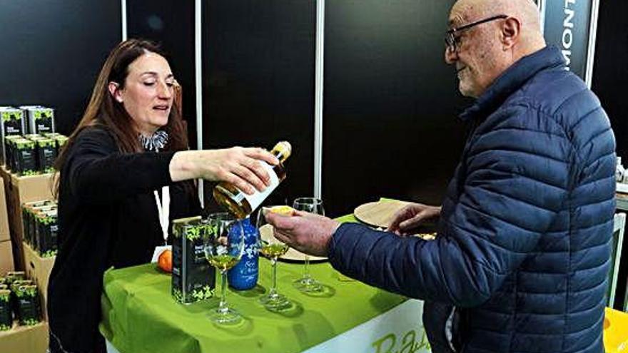 Un visitant fent un tast d&#039;oli en un dels estands.