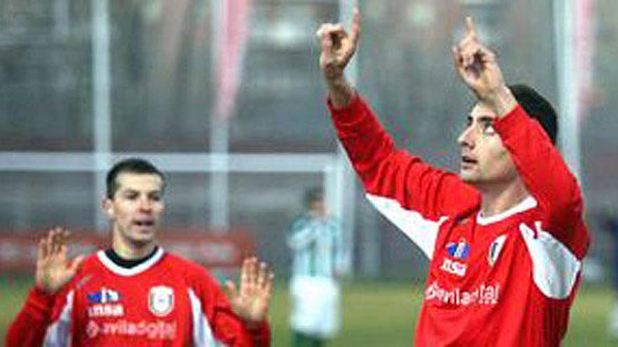 Gustavo Terleira celebra uno de sus goles con el Real Ávila.