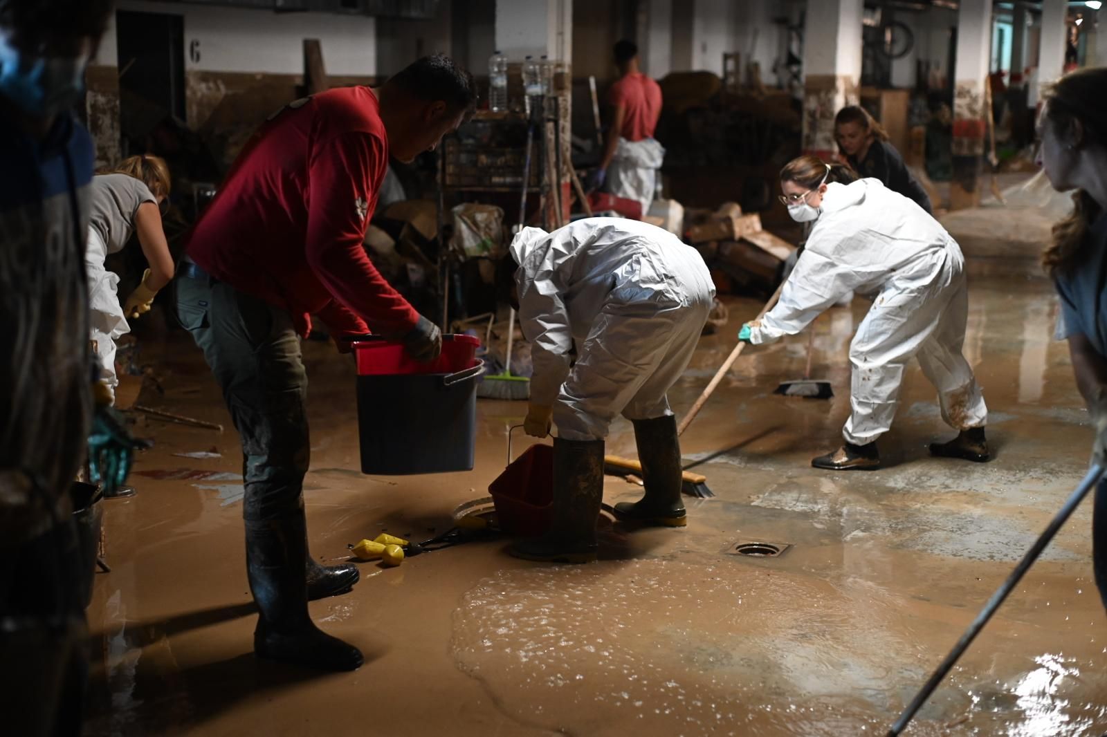 Los vecinos de Cuarte, María de Huerva y Cadrete siguen limpiando el barro