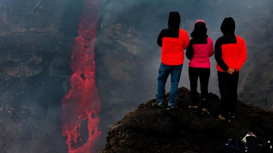 Impresionantes imágenes del volcán Etna en las que parece que engulle su propia lava