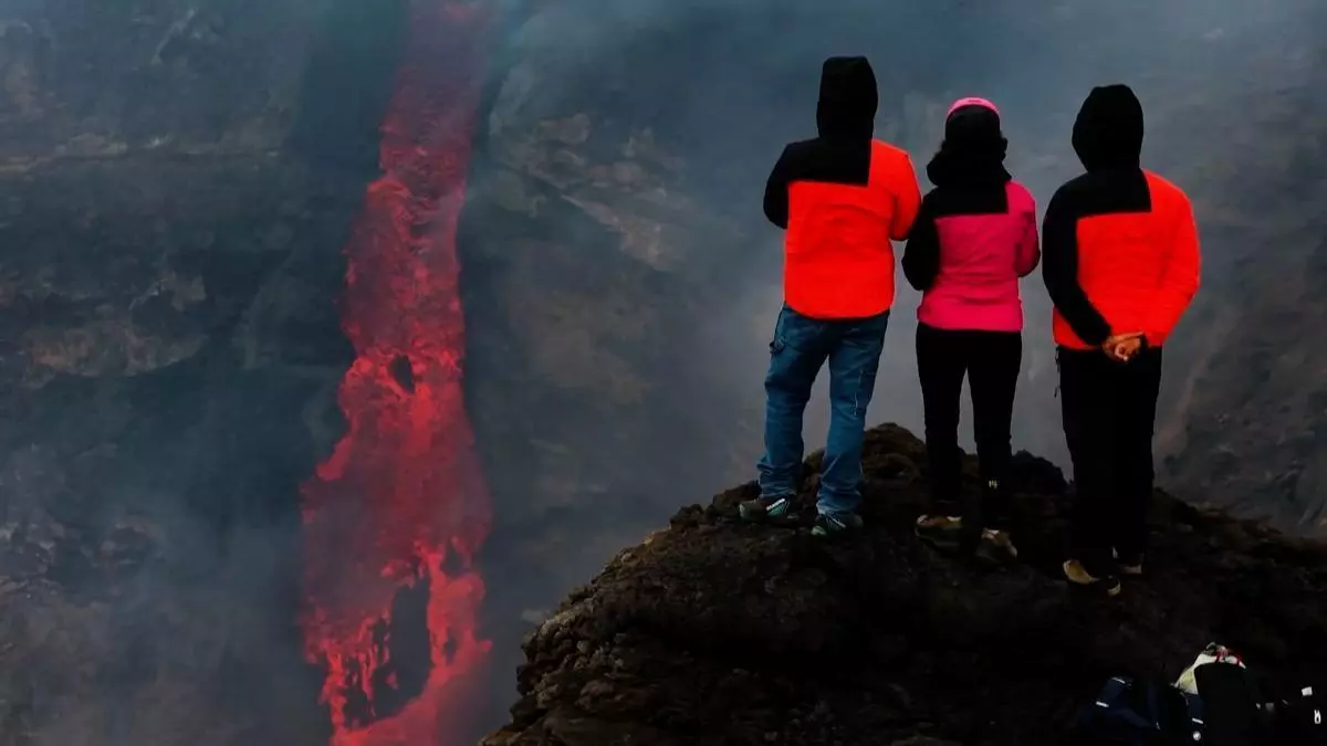 Impresionantes imágenes del volcán Etna en las que parece que engulle su propia lava