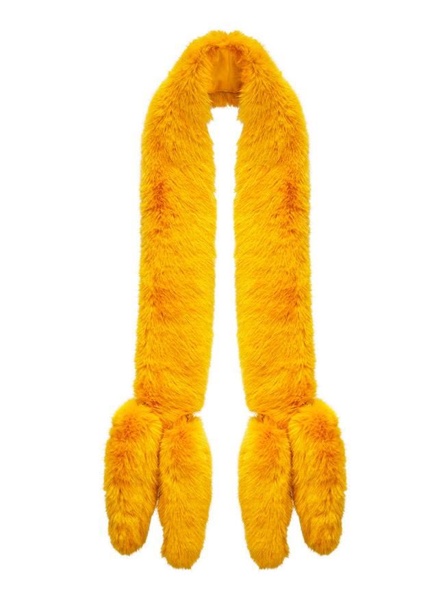 Todas las imágenes de la colección de Moschino x H&M: estola de pelo amarilla