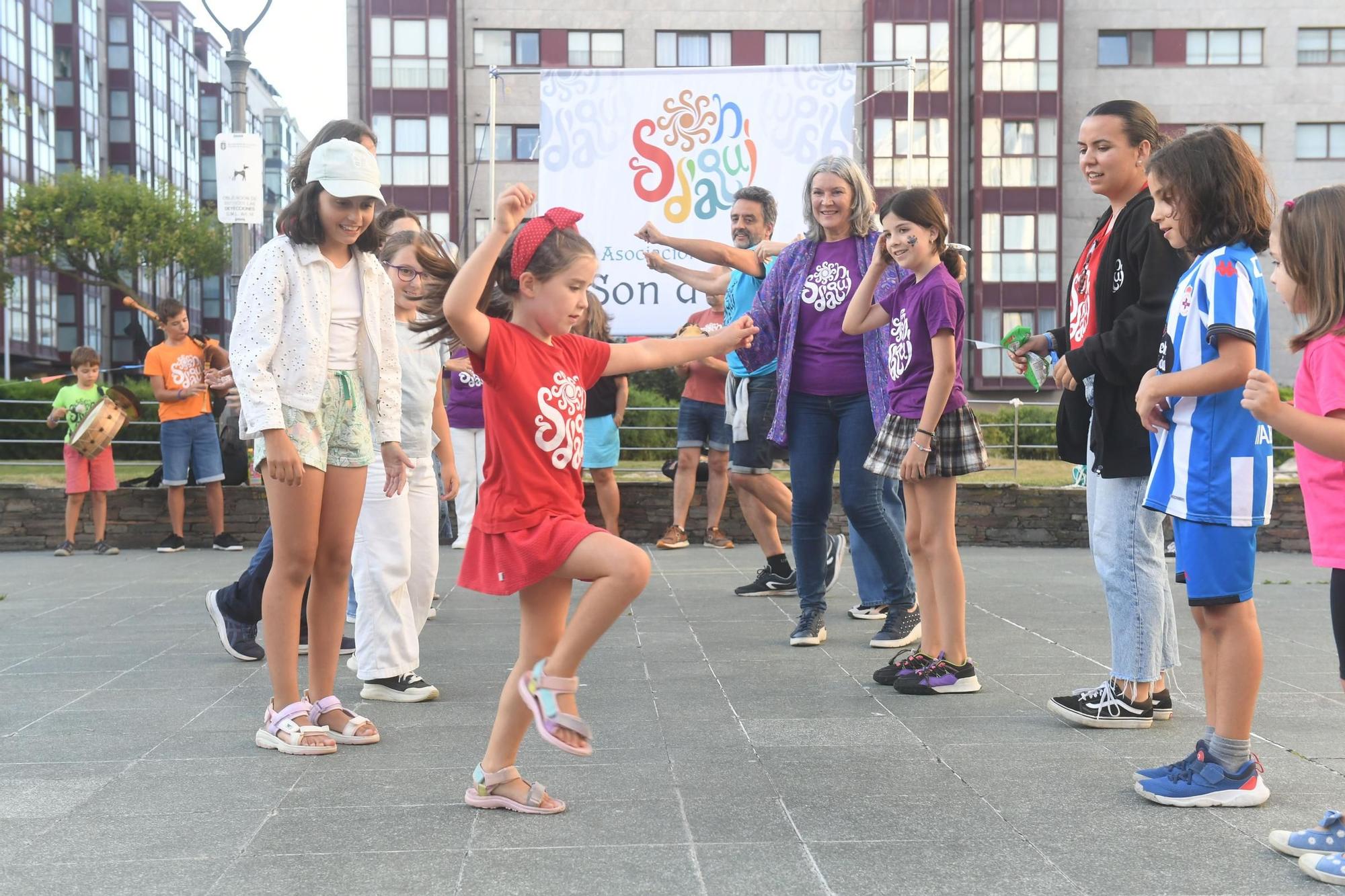 La Asociación cultural Son d’aquí celebró su décimo aniversario en la plaza de los Abuelos de Monte Alto
