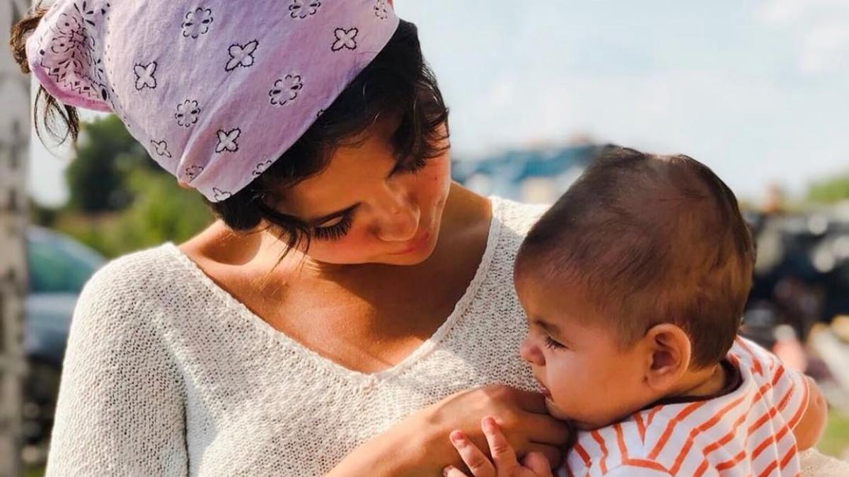 Selena Gómez junto con un niño en brazos durante su trabajo con la ONG A21