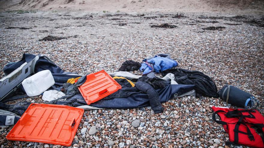 Miles de migrantes en Calais aguardan en campamentos improvisados su oportunidad de cruzar a Reino Unido