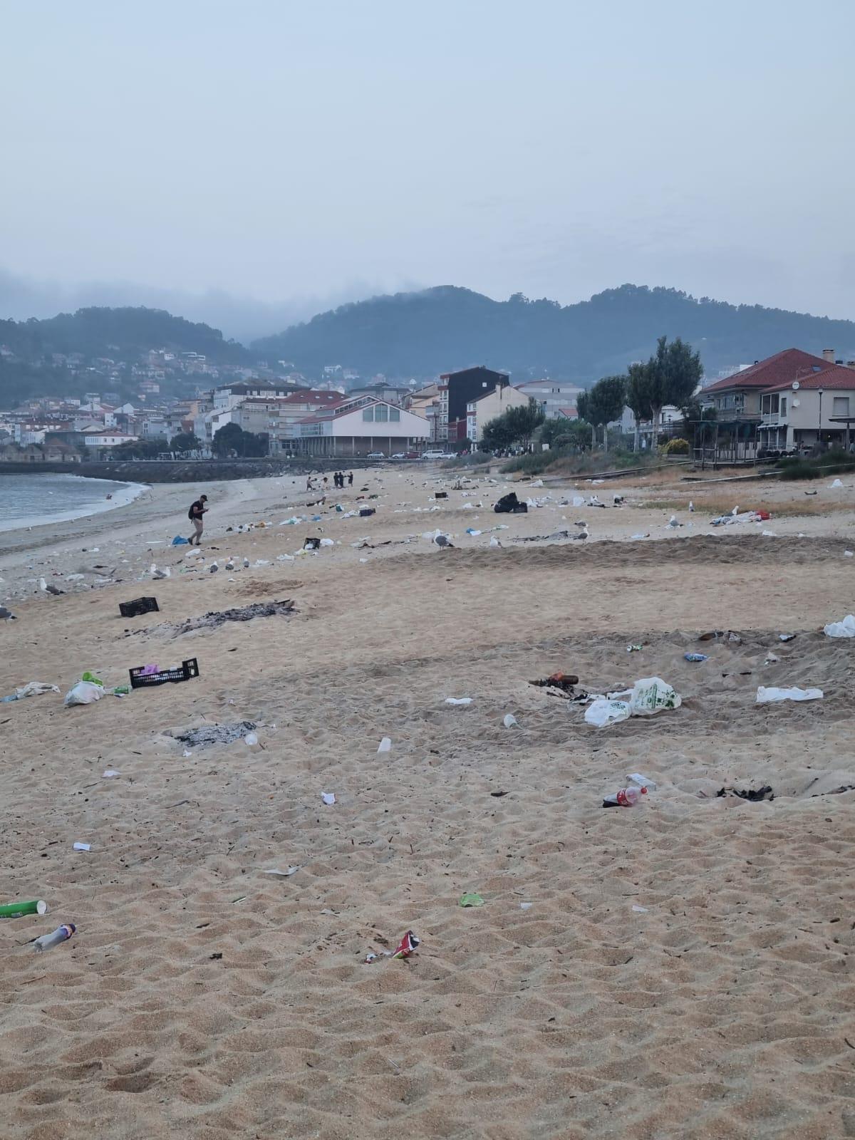 Los equipos de limpieza eliminan la basura de San Juan en las playas de Cangas