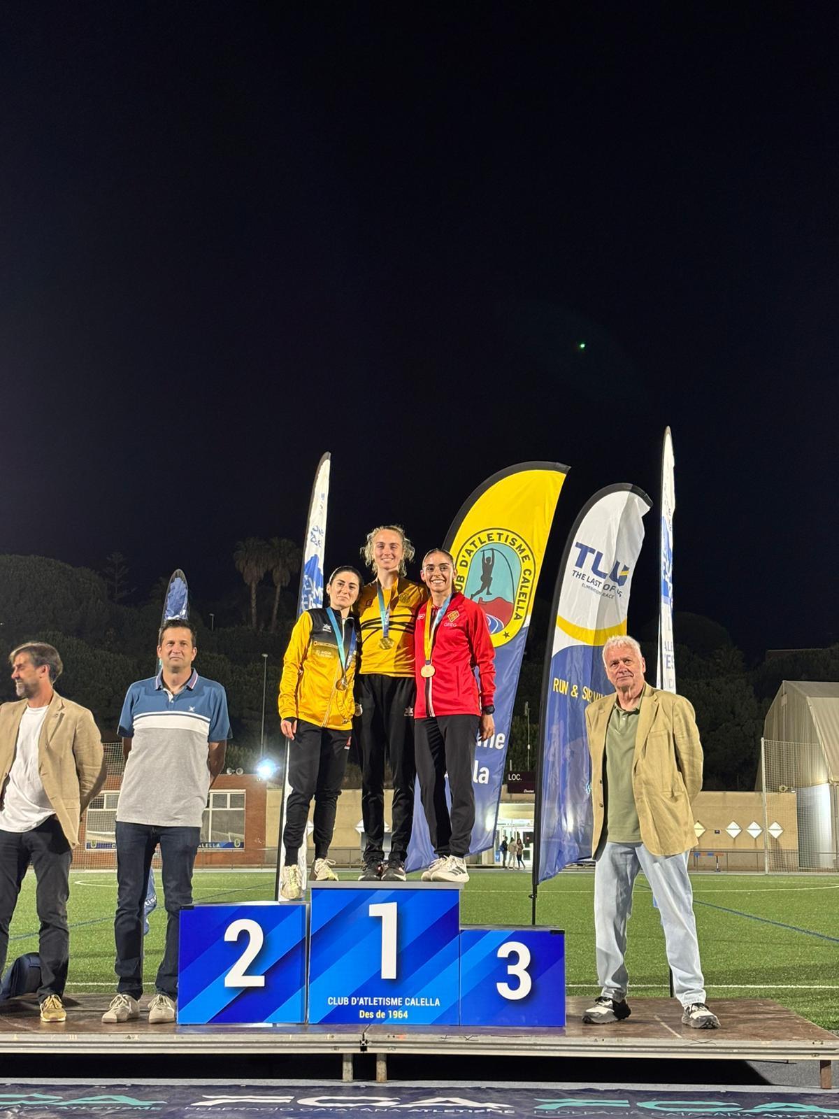 Anna Torras, al centre, i Judit Navarro, a l'esquerra, al podi dels 10.000 metres