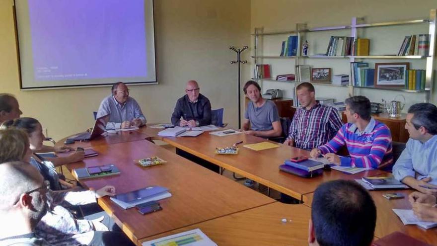 Miembros del grupo de trabajo que estudiará la contratación energética común, en su primera reunión.