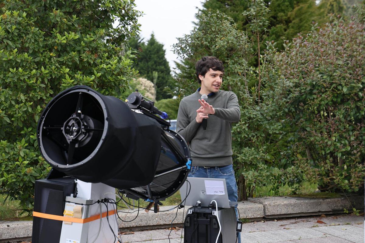 El estudiante de doctorado Álvaro Magdalena, explicando el funcionamiento del telescopio cuántico del VQCC.