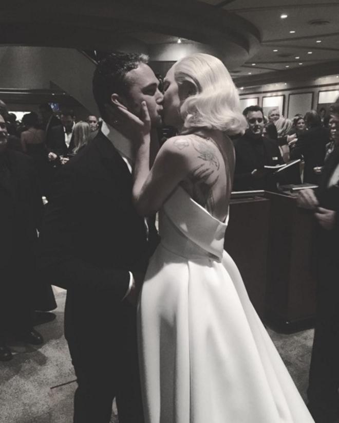 El beso de Lady Gaga y su prometido