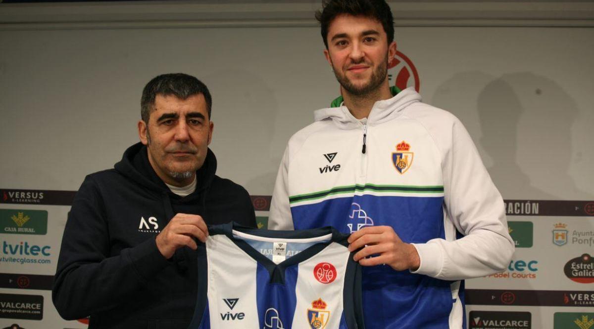 Pau Treviño, a la derecha, en su presentación como jugador del Ponferrada.