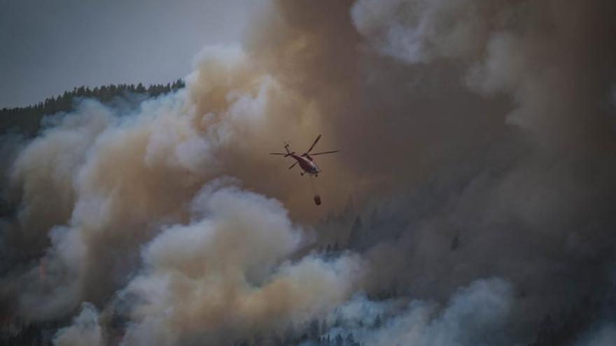 El viento cruzado propaga el fuego y fuerza la evacuación de 585 personas