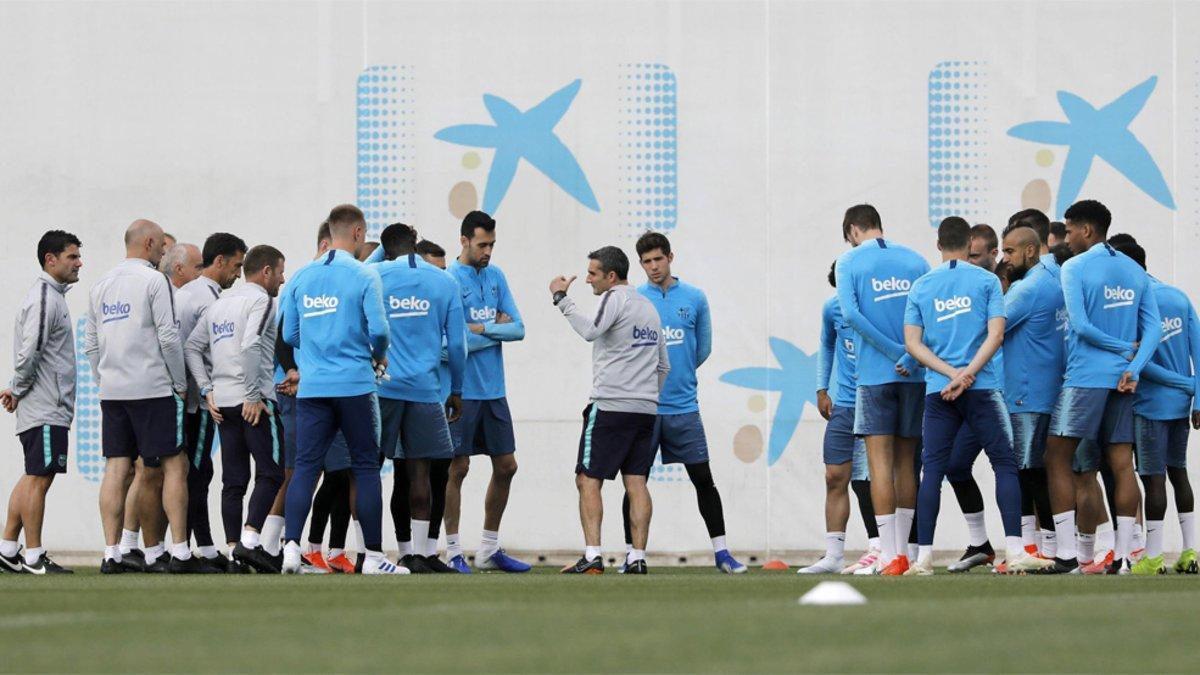 La plantilla y el staff técnico del Barça durante un entrenamiento