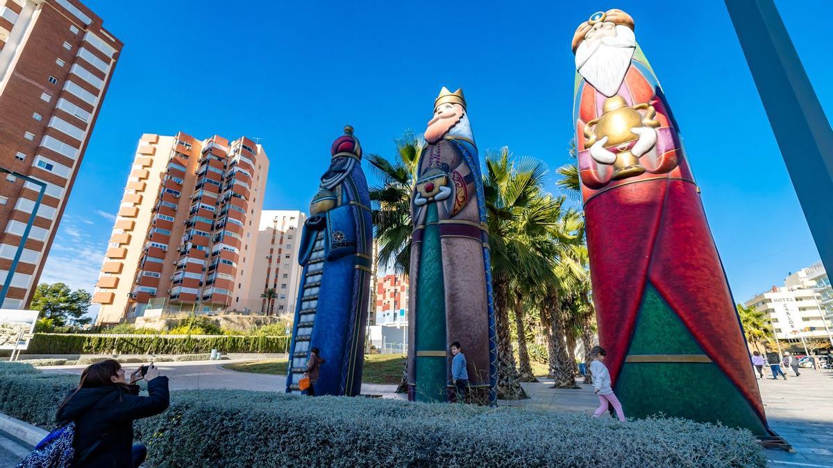 Los tres Reyes Magos gigantes en el parque de Foietes de Benidorm.