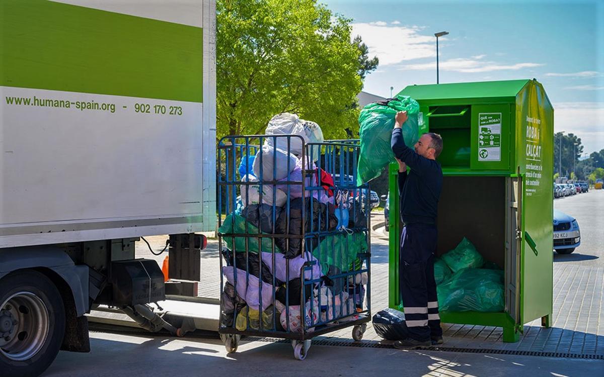 Recogida de ropa usada de un contenedor de Humana.