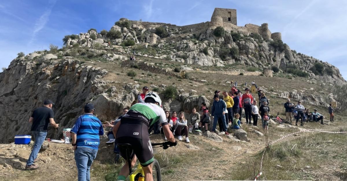 Un ciclista sube al castillo de Belmez durante el recorrido.