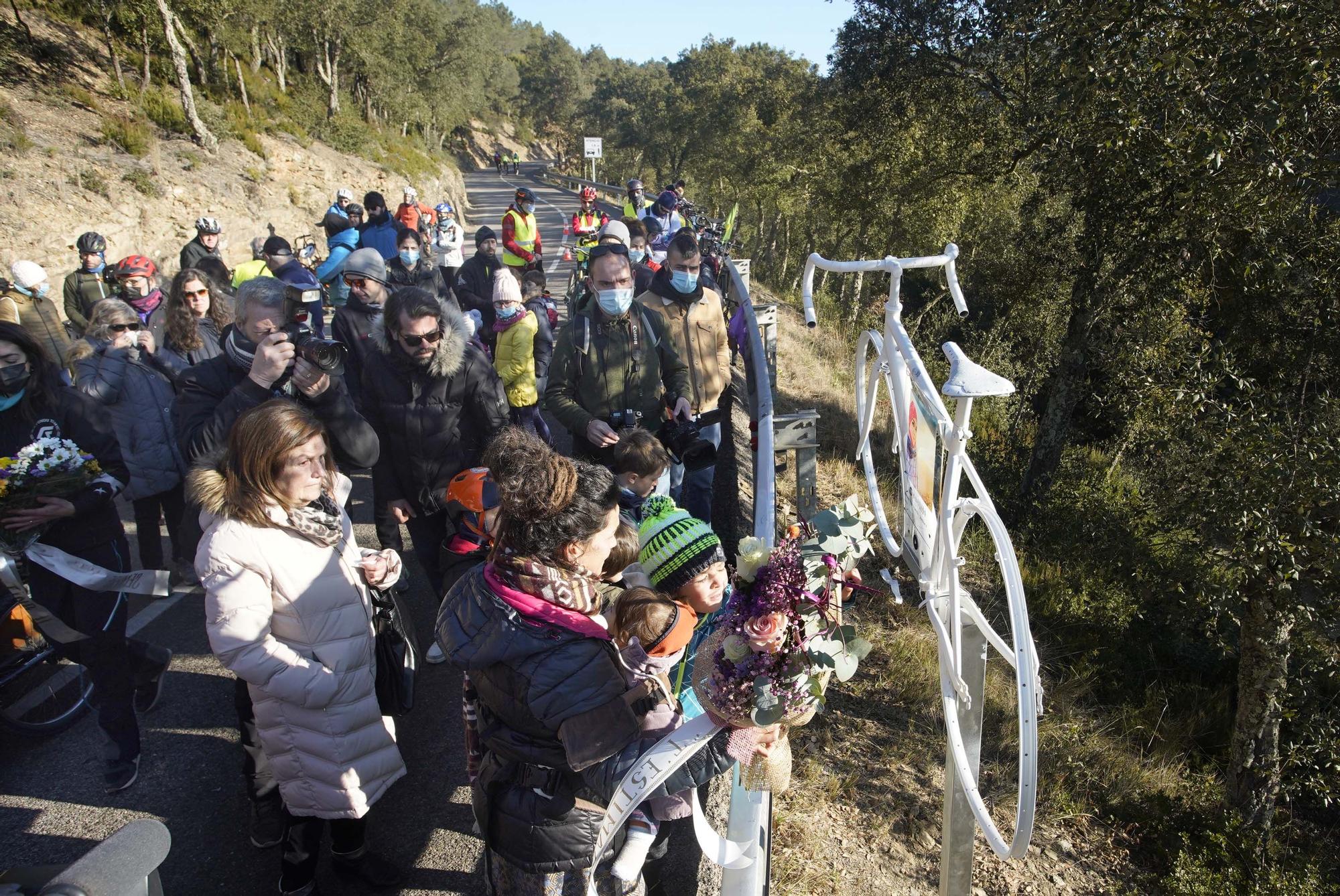 Els ciclistes tallen la carretera del Àngels