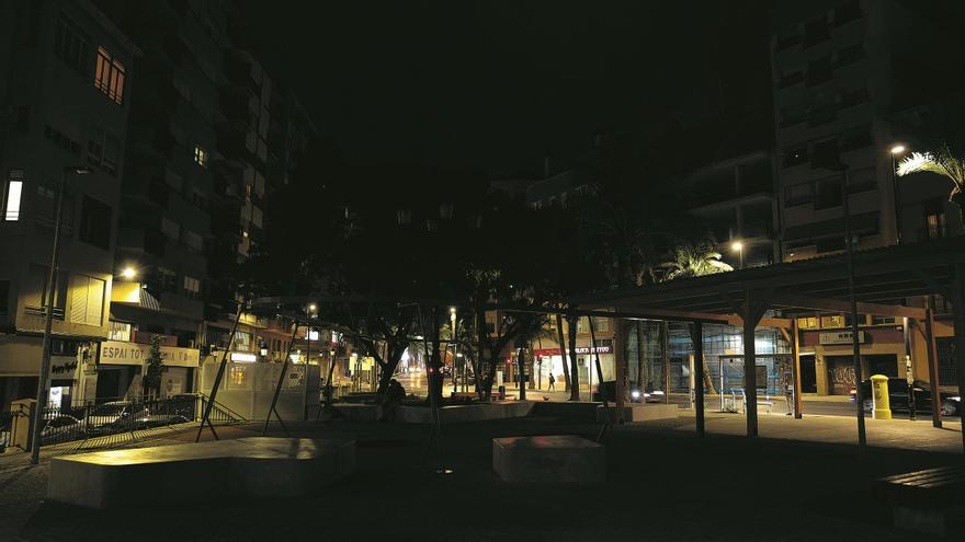 Diez meses para reformar una plaza en Alicante... y no encienden las luces