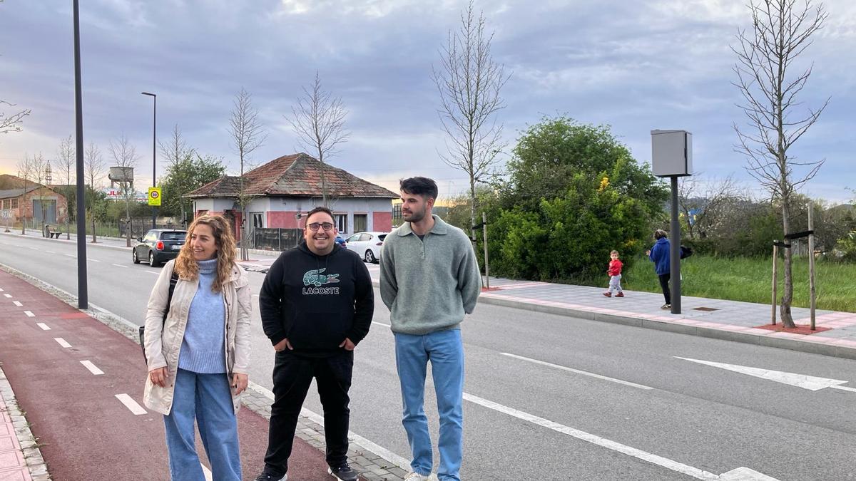 Graciela Velasco, Javier Mateus y Borja Lapuerta, en la zona de Les Bellotines (Lugones). A la derecha de la imagen se aprecia una de las cajas de radar.