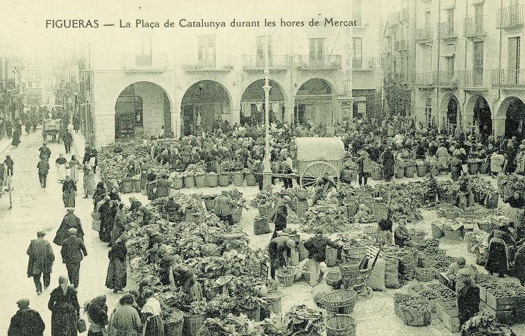 La plaça de l&#039;Ajuntament amb l&#039;efervescent mercat de la verdura