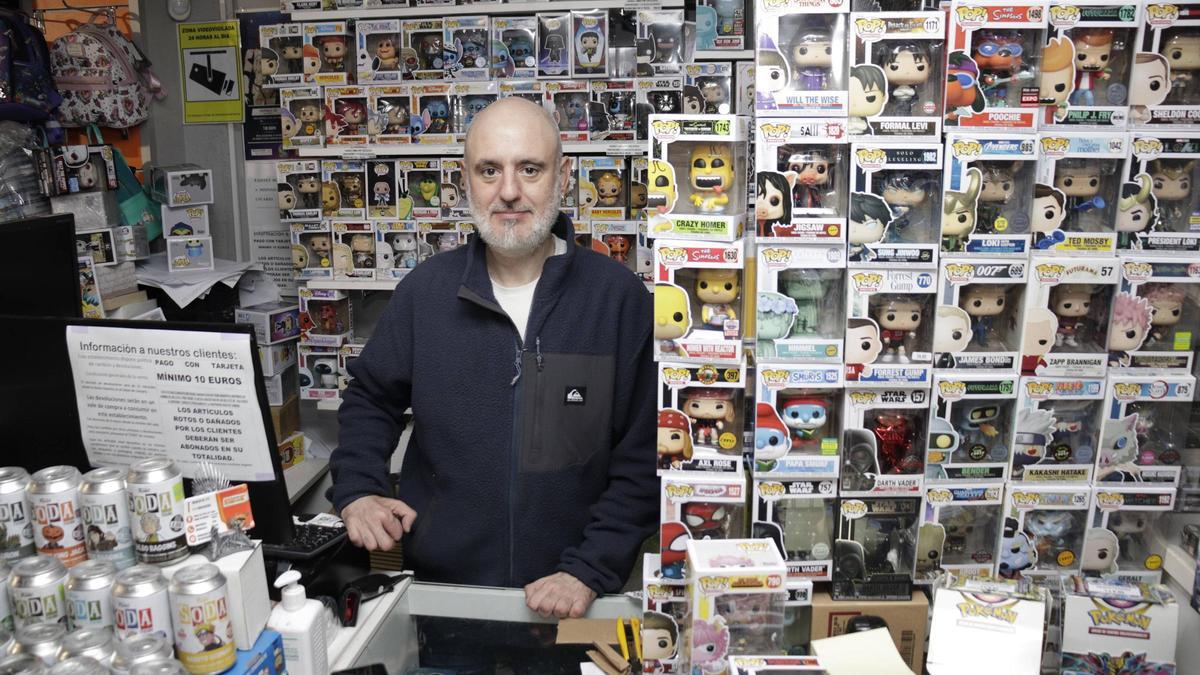 El Llano arranca la Navidad entre tiendas a medio gas y comercios que “van a tope”: un barrio dividido entre la calma y el empujón