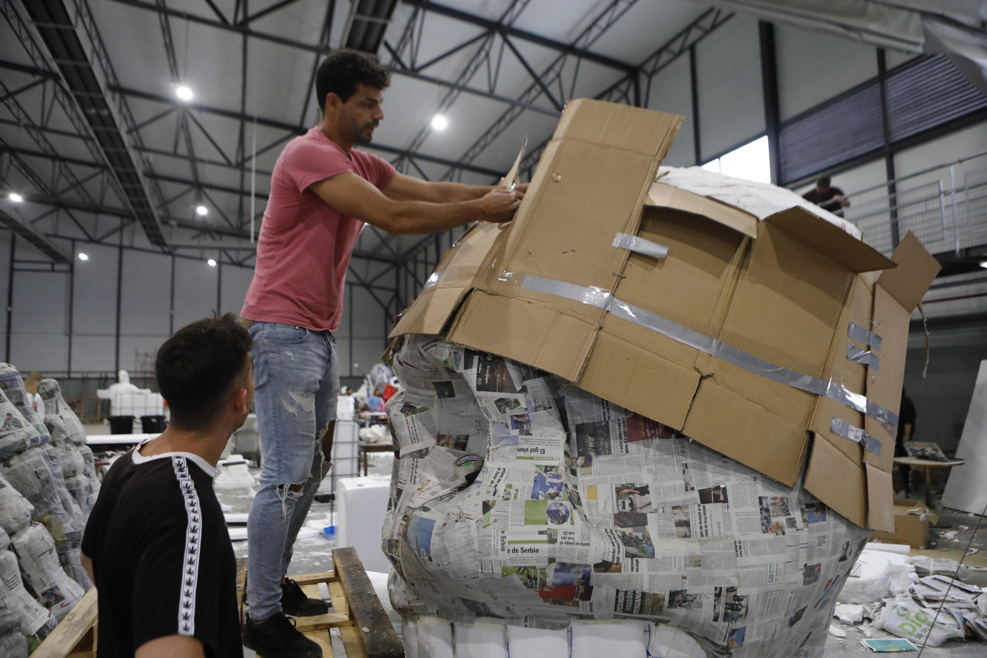 Los astilleros del Nalón, a tope: 42 carrozas y 6.000 romeros desfilarán en el Descenso Folklórico