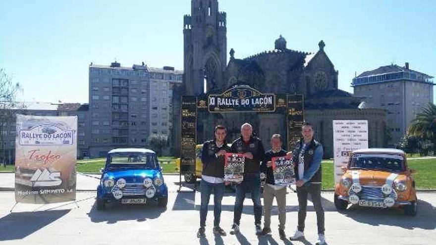 Dacal y miembros de la escudería, durante la presentación. // FdV