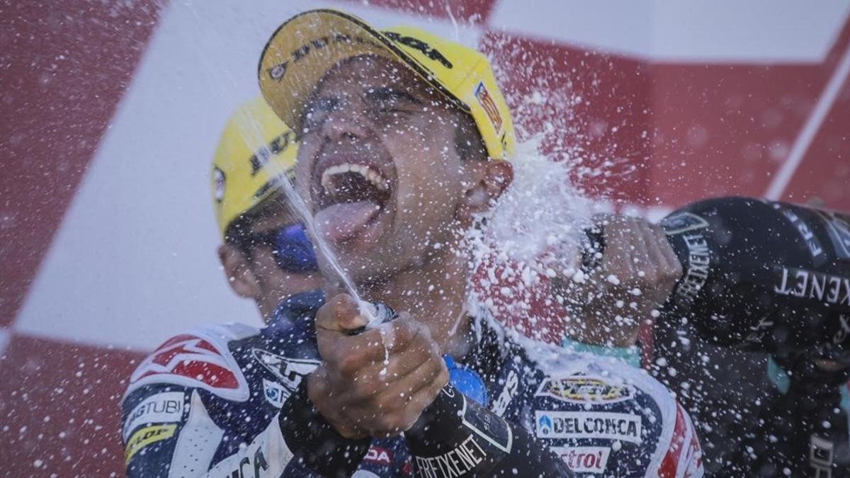 Jorge Martin celebra el primer triunfo mundialista de su vida en el podio de Cheste (Valencia).