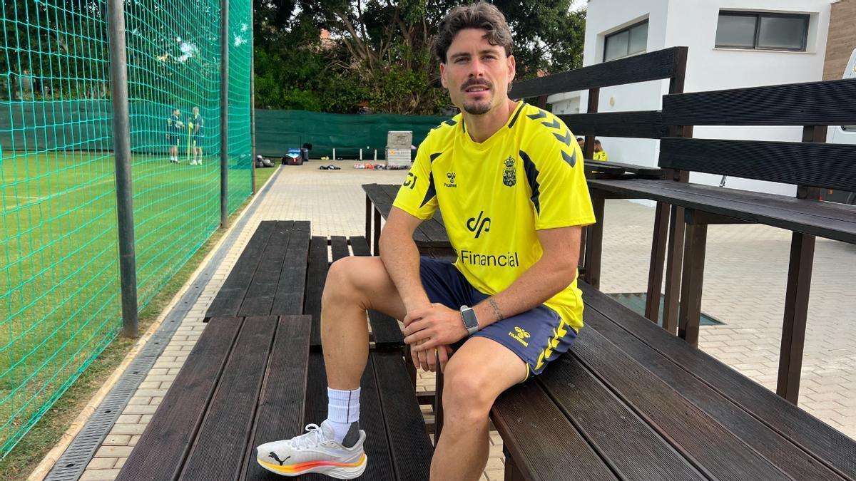 Sergio Ruiz sentado en una de las gradas de madera de las instalaciones del Marbella Football Center.