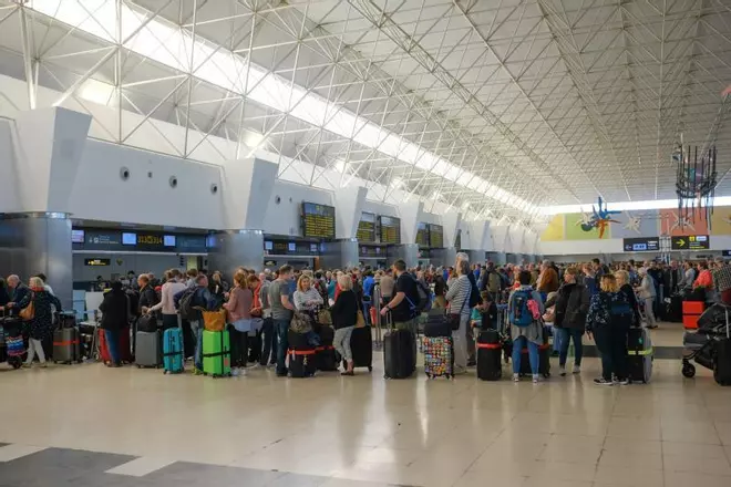 El ambiente en el Aeropuerto de Gran Canaria en el día 1 de la cuarentena por el coronavirus