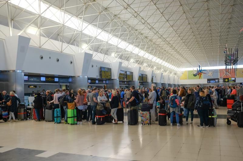 Las Palmas de Gran Canaria. Coronavirus. Aeropuerto  | 15/03/2020 | Fotógrafo: José Carlos Guerra