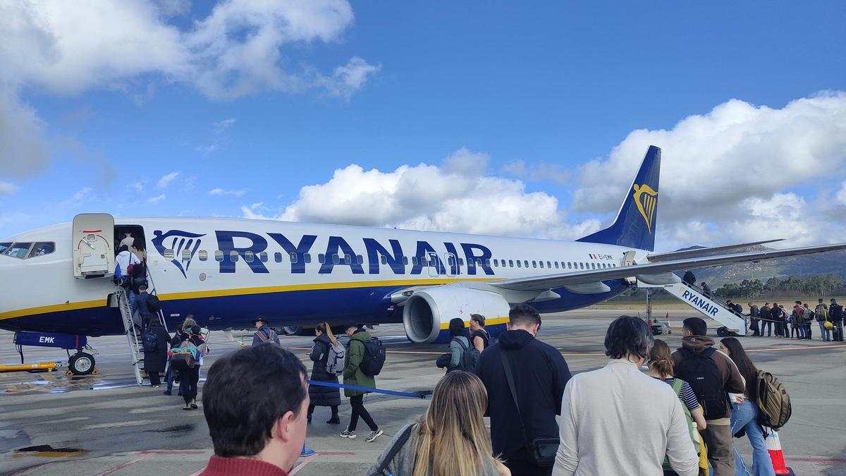 Un avión de Ryanair con destino Londres-Stansted en el aeropuerto de Peinador durante el mes de febrero
