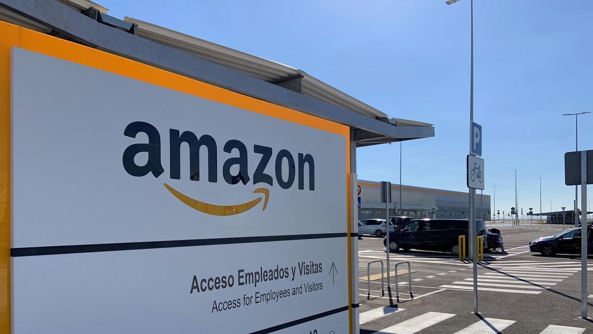 Archivo - Sede Amazon en Illescas, cartel