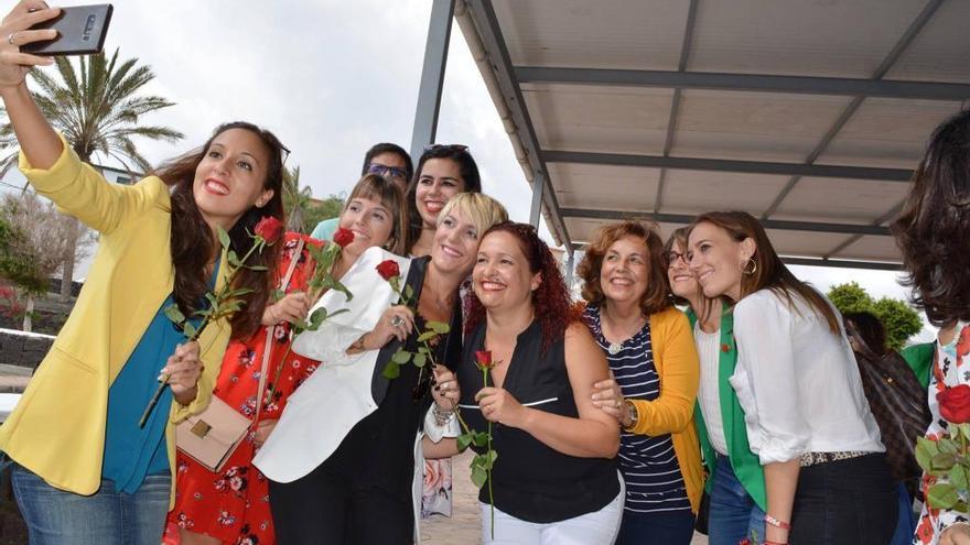 Militantes del PSOE de Lanzarote, este sábado en la Fiesta de la Rosa en Arrecife.