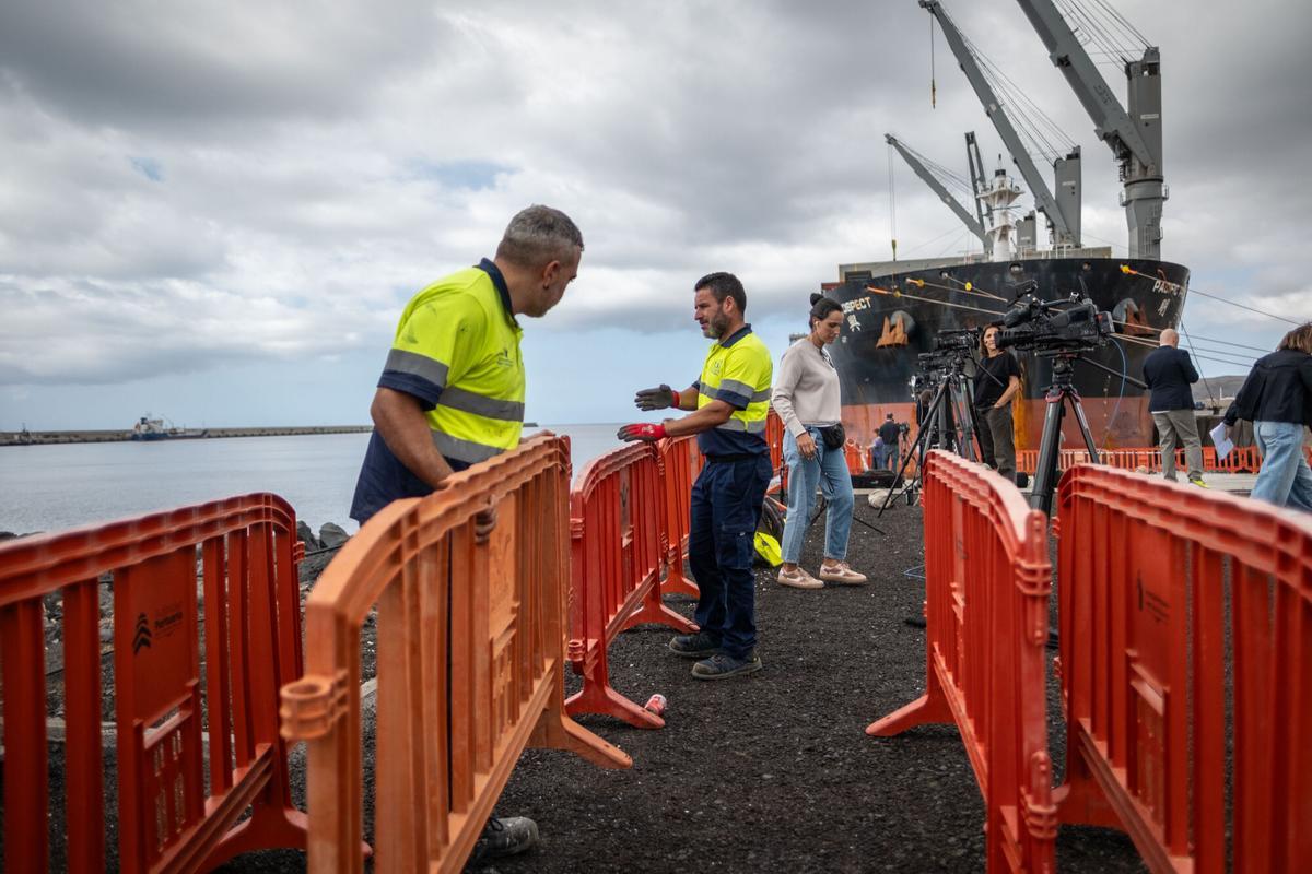 Preparativos en el puerto de Granadilla, en el sur de Tenerife, ante la llegada del crucero 'Hondius', afectado por hantavirus