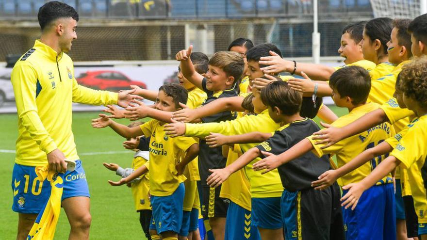 Alberto Moleiro saluda a un grupo de niños, antes de la disputa del UD-Rayo  | | J. CASTRO