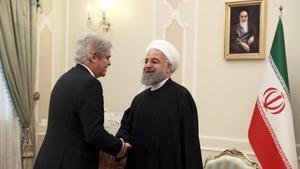 El ministro de Exteriores español, Alfonso Dastis, saluda al presidente de Irán, Hasán Rohani, este miércoles en Teherán.